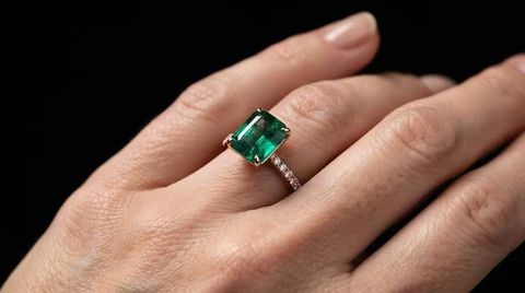 Emerald Green Fall Rings Guide With Elegant Gemstones and Contemporary Jewelry Trends